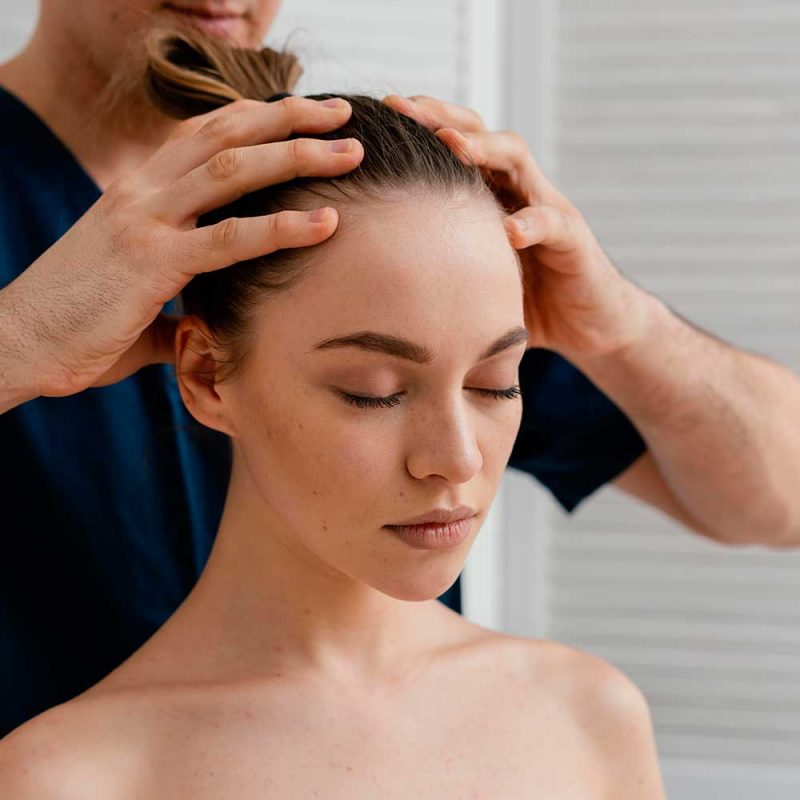 Massage da đầu giúp trị gàu và kích thích mọc tóc